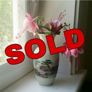 Small Japanese cream/ivory vase with gold rim